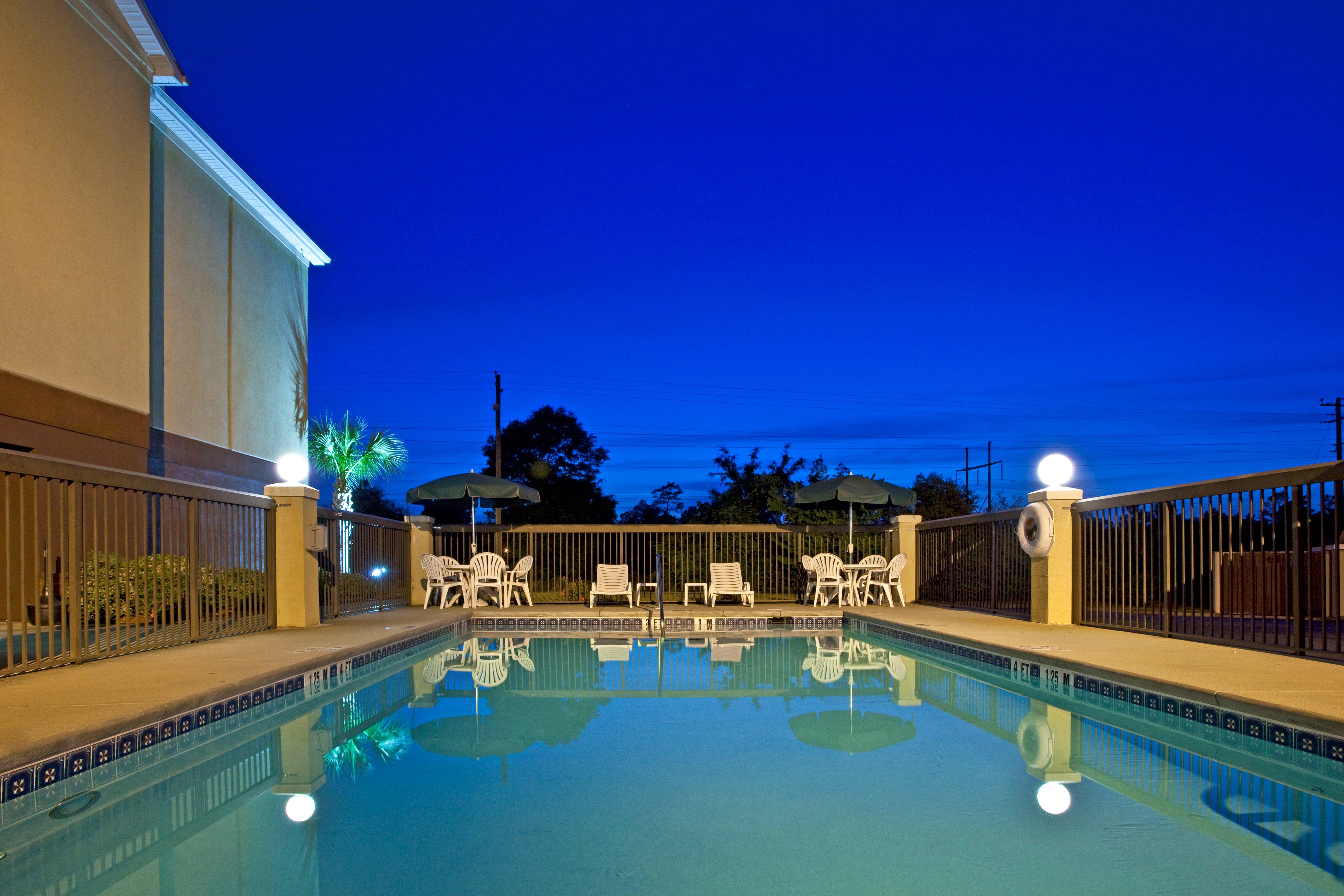 Holiday Inn Express & Suites Milton East I-10 By Ihg Exterior photo