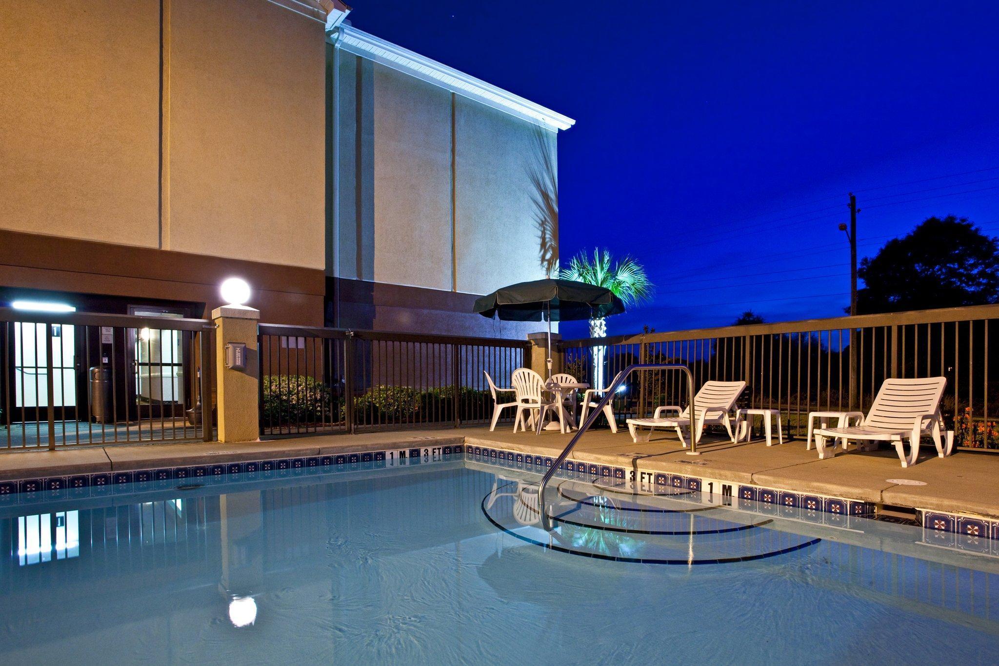 Holiday Inn Express & Suites Milton East I-10 By Ihg Exterior photo