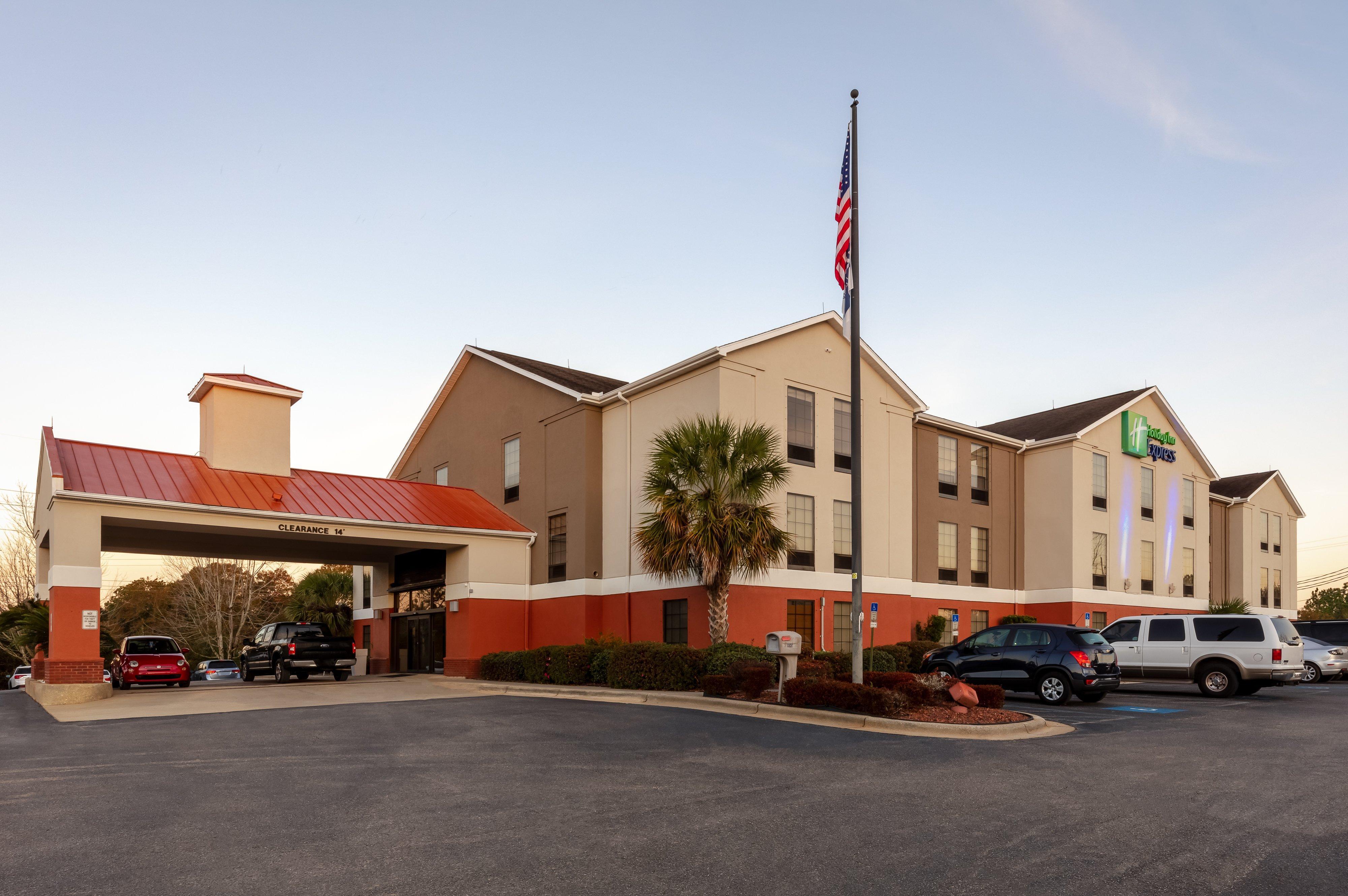 Holiday Inn Express & Suites Milton East I-10 By Ihg Exterior photo